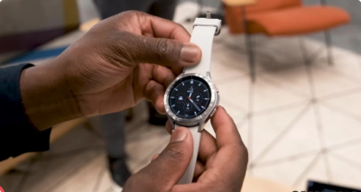Cầu thủ Premier League nghi vấn đeo Galaxy Watch 6 Classic tại sân bay