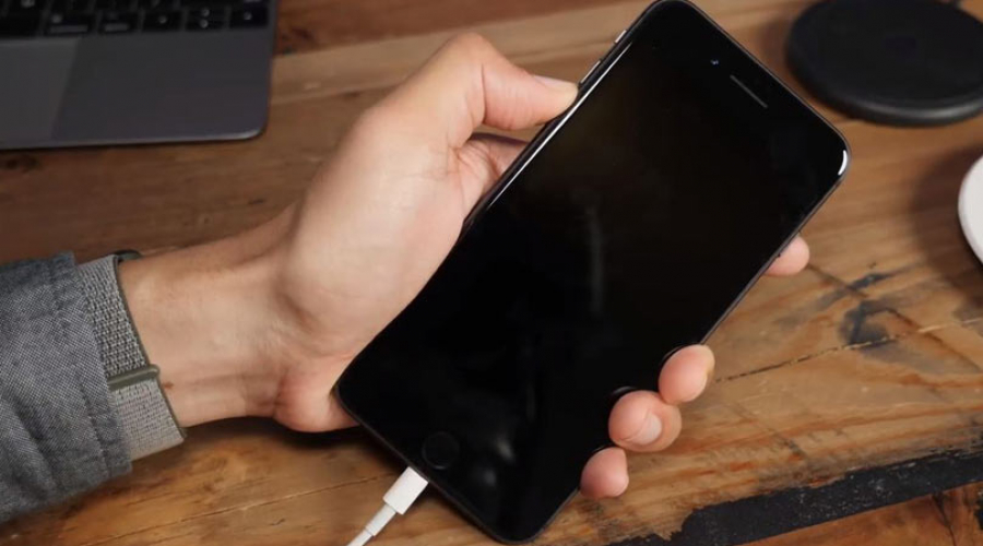 iPhone vẫn chạy nhưng không lên màn hình