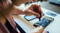 Những hiểm họa khi thay pin iPhone giá rẻ