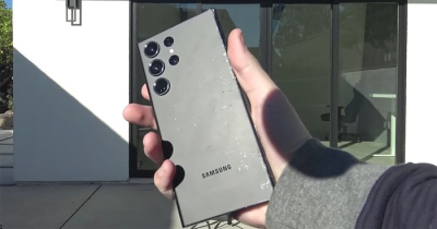 Thử nghiệm thả rơi cho thấy vật liệu bền vững trên dòng Galaxy S23 không ảnh hưởng đến độ bền của điện thoại