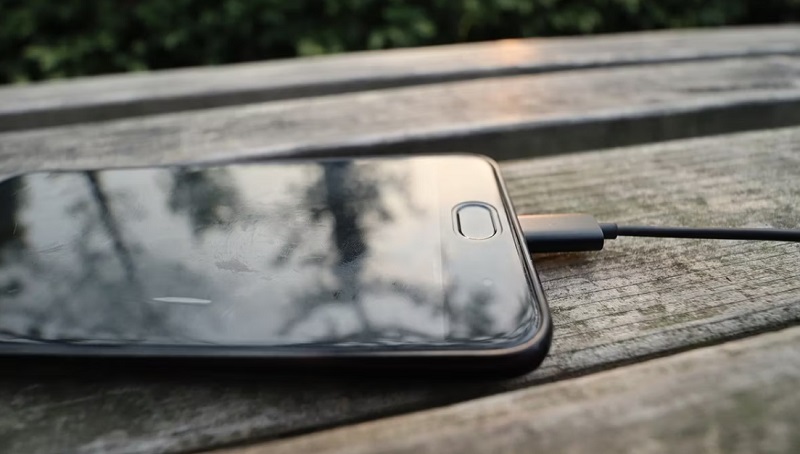 Hạn chế sử dụng điện thoại trong lúc sạc