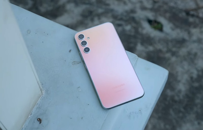 Samsung Galaxy A34 5G 8GB 128GB sở hữu cụm 3 camera phía sau cho phép bạn chụp ảnh và quay video sắc nét