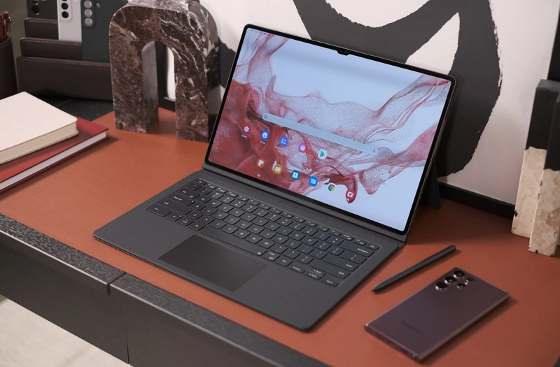 Samsung Galaxy Tab S8 Ultra 128GB biến thành laptop với các phụ kiện kết nối bên ngoài