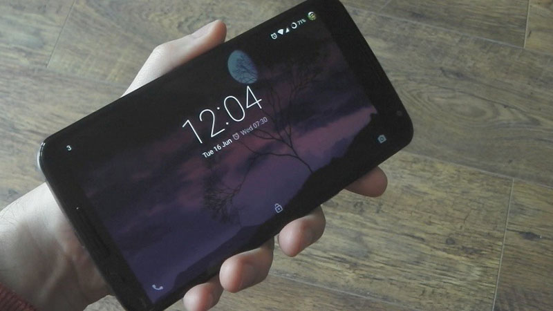 Không chạm vào màn hình khi đang xoay