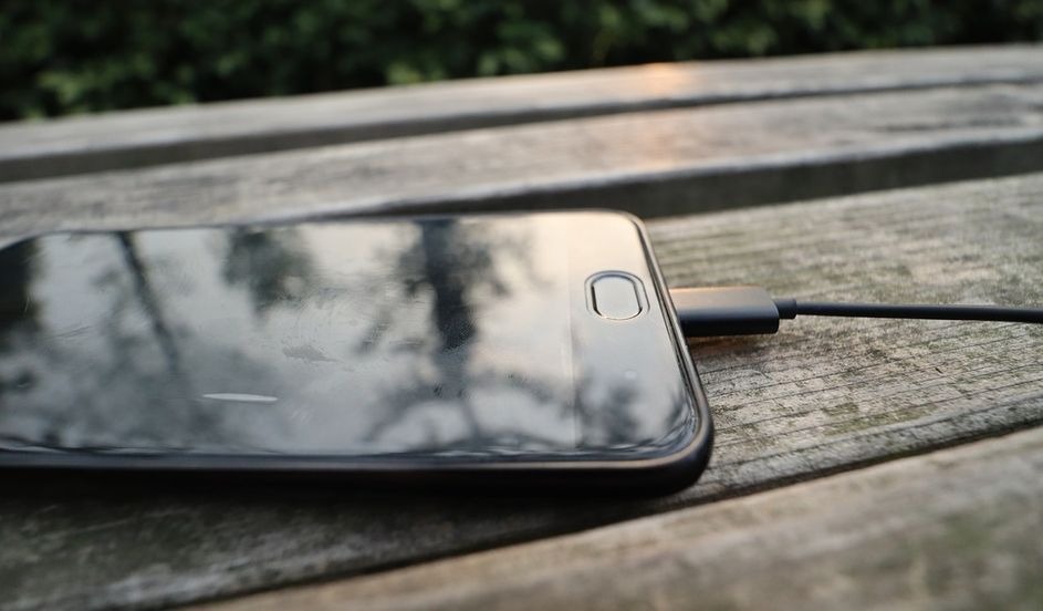 10-meo-cuc-hay-giup-sac-nhanh-hon-tren-dien-thoai-android-ban-can-nam-long