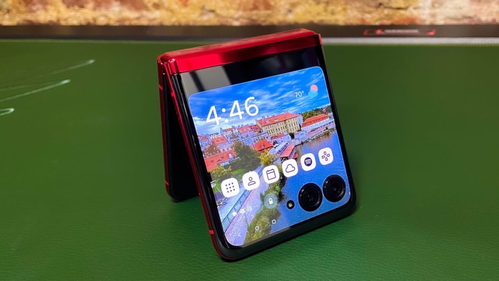 Tự hỏi: Liệu bạn có nên mua điện thoại có thể gập lại ở thời điểm hiện tại không?