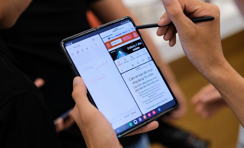 Samsung Galaxy Z Fold5 12GB 256GB mở được 3 cửa sổ với 12 ứng dụng tối đa cho mỗi cửa sổ thuận tiện