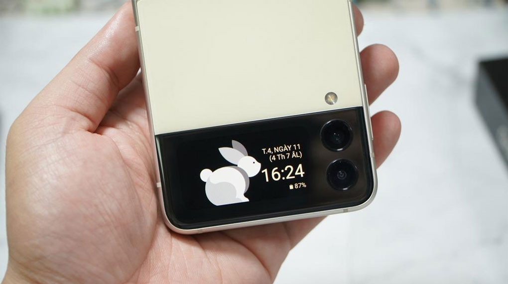 So sánh iPhone 11 Pro Max và Galaxy Z Flip3