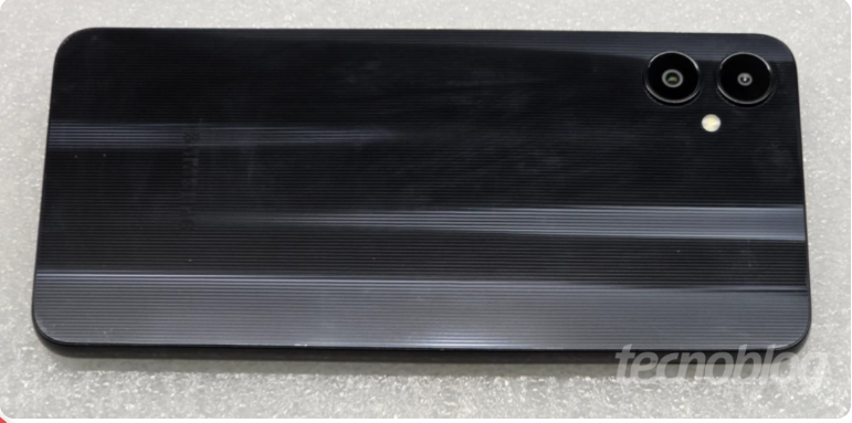 Xuất hiện ảnh thực tế đầu tiên của Galaxy A05 với thiết kế phẳng và viền sọc