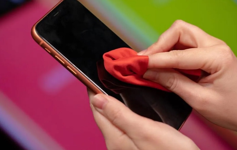 Lau sạch màn hình điện thoại 