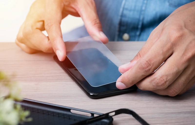 Thay miếng dán bảo vệ màn hình điện thoại