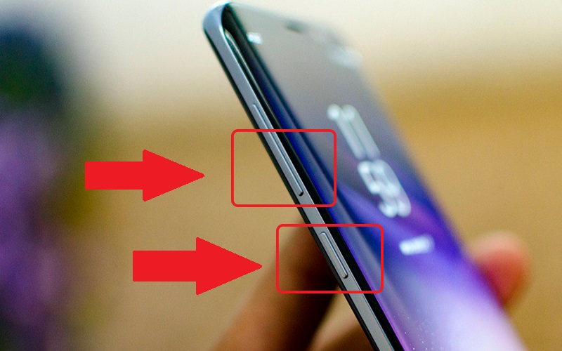 Sử dụng nút chỉnh âm lượng và nút Bixby để mở nguồn