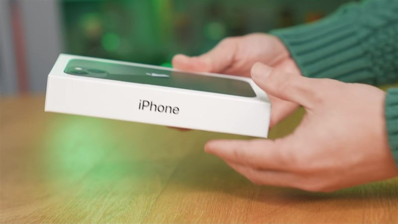 Mở hộp iPhone 13 xanh lá