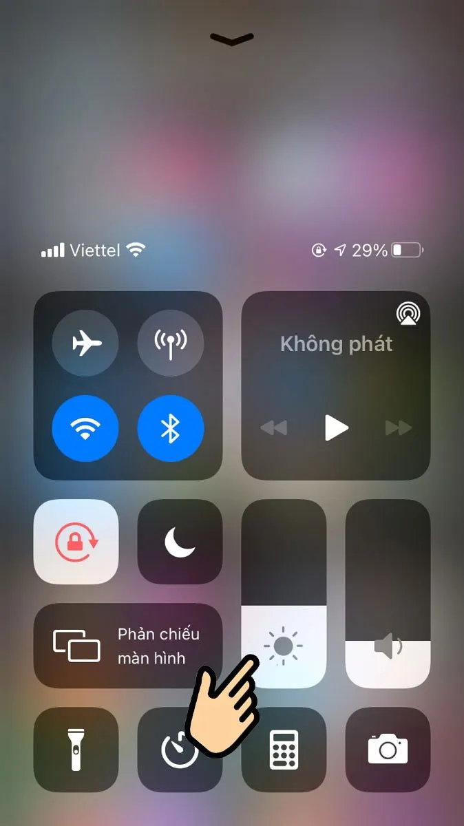 Giảm độ sáng màn hình giúp tiết kiệm pin iPhone