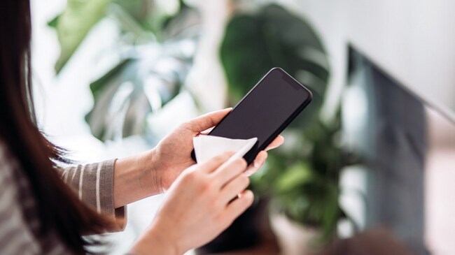 Vệ sinh màn hình thường xuyên