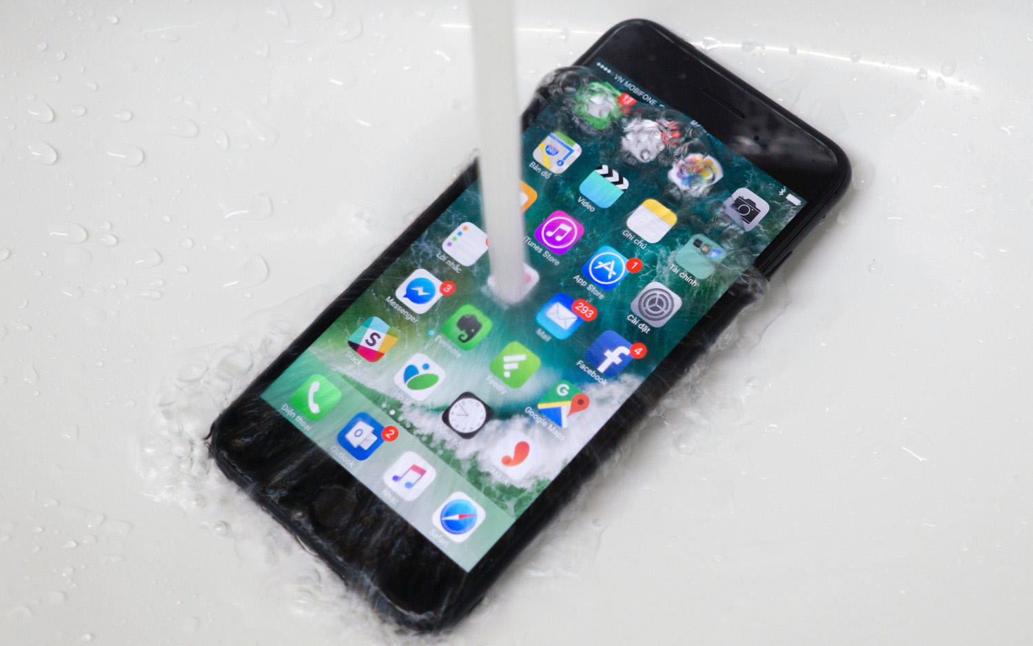 iPhone bị dính nước gây ra lỗi màn hình