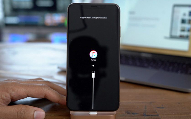 Kết nối iPhone với máy tính bằng cáp sạc