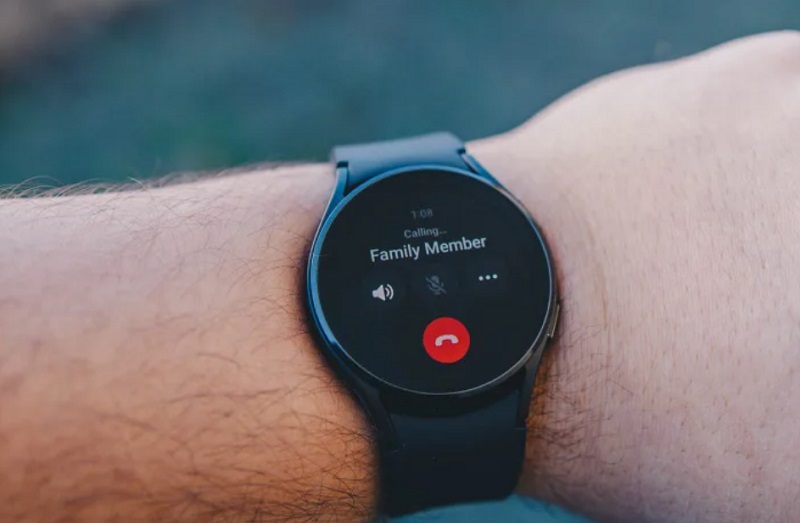 Trò chuyện với bạn bè, người thân trên Galaxy Watch khi đang di chuyển