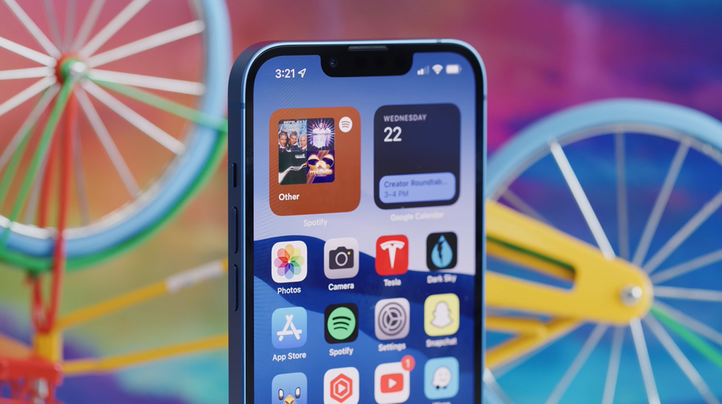 màn hình iPhone 13 có phần hơi hạn chế