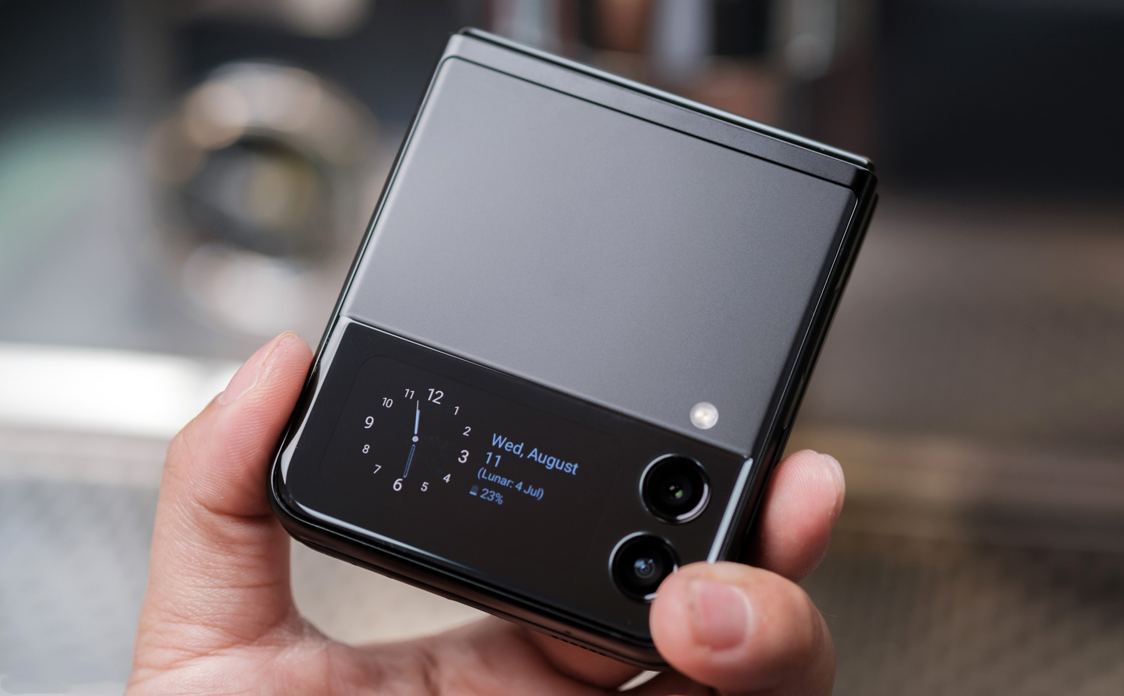 Màn hình ngoài Galaxy Z Flip 3 đóng vai trò như một chiếc smartwatch