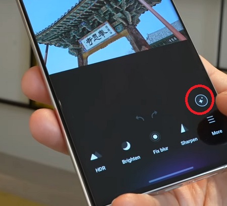 Chạm vào nút Magic - có biểu tượng ngôi sao để chỉnh sửa tự động bằng công nghệ AI
