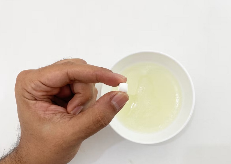 Ngâm miếng đệm tai nghe vào hỗn hợp làm sạch