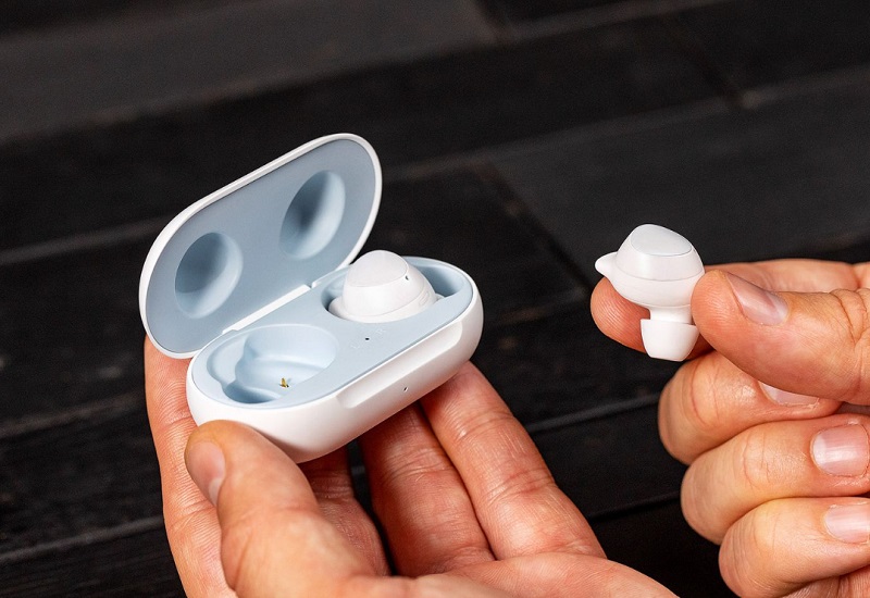 Cách vệ sinh hộp sạc tai nghe