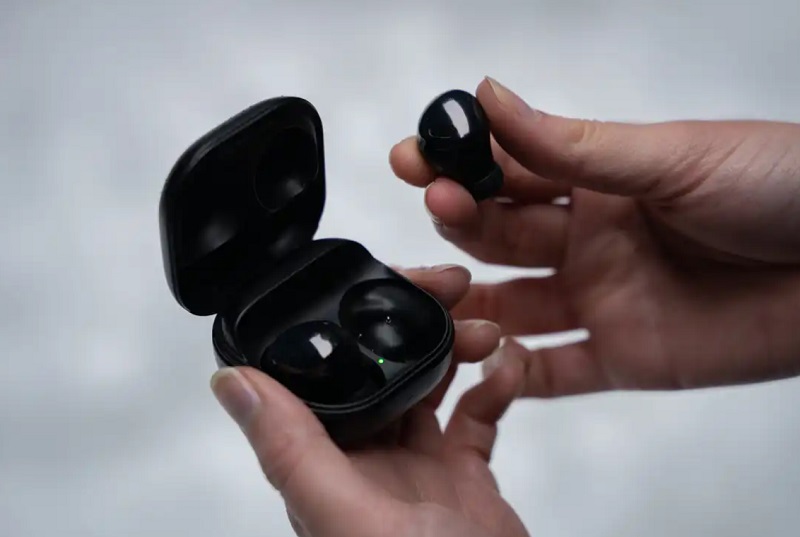 Để tai nghe khô trước khi đặt vào hộp sạc