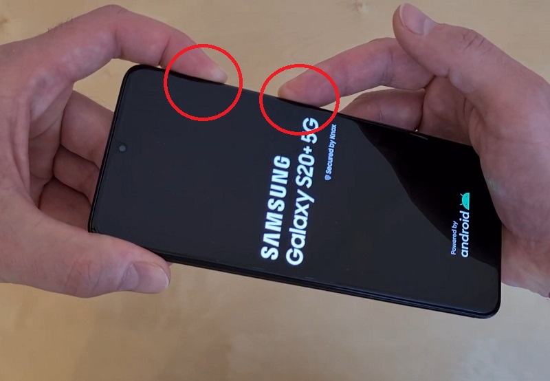 Nhấn nút Nguồn và Giảm âm lượng trên điện thoại để tiến hành reset lại thiết bị