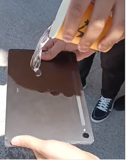 Rò rỉ video kiểm tra khả năng chống nước của Galaxy Tab S9