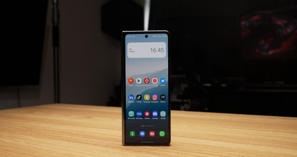 Samsung đang thực hiện một số thay đổi để mang đến những chiếc điện thoại màn hình gập rẻ hơn