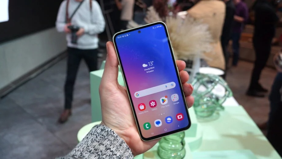 Galaxy A54 có phải chiến lược “lùa gà” của Samsung bán Galaxy S23?