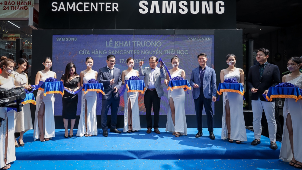 Samsung Premium Stores hay viết tắt SPS là tên gọi chung những cửa hàng uỷ quyền cao cấp của Samsung tại Việt Nam, với những đảm bảo khắt khe về quy chuẩn toàn cầu của Hãng. Mục đích ra đời của chuỗi uỷ quyền này nhằm mang đến cho khách hàng Việt sự đảm bảo về chất lượng, nguồn gốc và sự an tâm tuyệt đối khi mua sắm. Ngoài ra các cửa hàng cũng mang đến đầy đủ các thiết bị công nghệ trong hệ sinh thái của Samsung, cho không gian trải nghiệm hoàn hảo và chân thật.