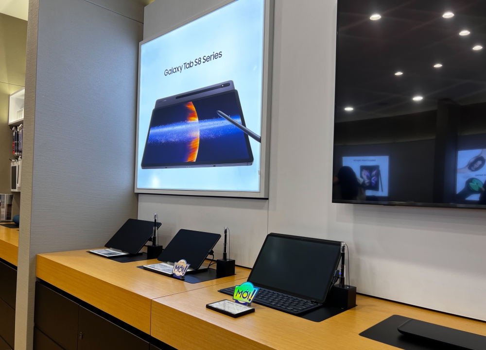 Có khá nhiều lý do để bạn chọn mua hàng tại SPS, đầu tiên phải kể đến độ an toàn và uy tín cao. Vì là cửa hàng được Samsung chính thức uỷ quyền tại Việt Nam nên khách hàng hoàn toàn tin tưởng khi mua sắm tại đây. Ngoài ra các chính sách bảo hành, đổi lỗi, hậu mãi cho khách hàng sau đó cũng đầy đủ và rõ ràng, quý khách chỉ suy tư về sản phẩm và lựa chọn.