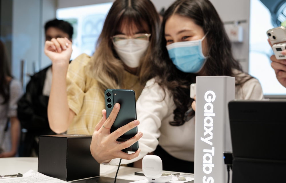 Không gian trải nghiệm tại SPS cao cấp và hiện đại vì được thiết kế theo tiêu chuẩn toàn cầu của Samsung. Từ đó bạn có thể sử dụng các sản phẩm mẫu 1 cách tiện nghi và thoải mái nhất, tha hồ trải nghiệm và tìm kiếm 