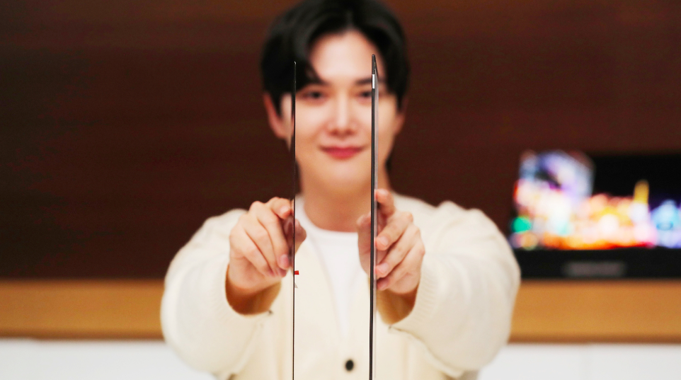 Samsung trình làng màn hình OLED mới có thể gập vào trong và ra ngoài