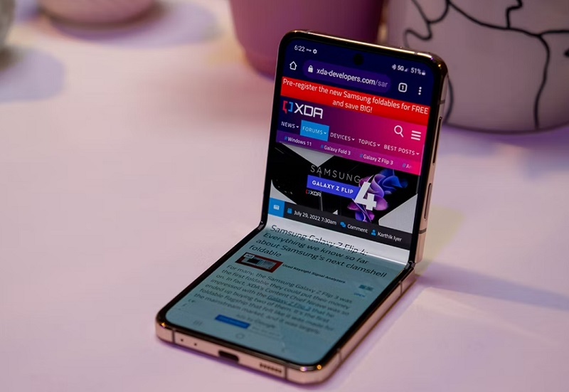 Samsung Galaxy Z Flip 4 có kiểu thiết kế gập gọn và thân thiện hơn 