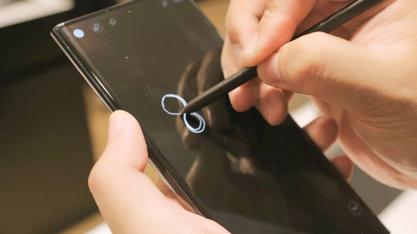 so sánh iPhone 13 Pro Max và Galaxy S22 Ultra