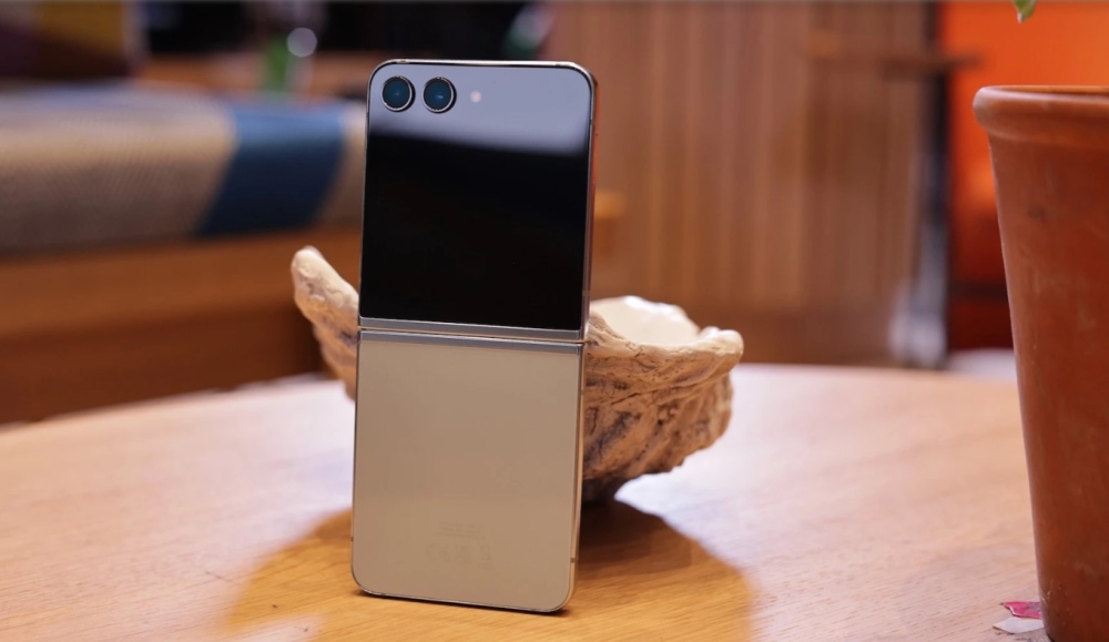 So sánh Samsung Galaxy Z Flip5 vsGalaxy S23