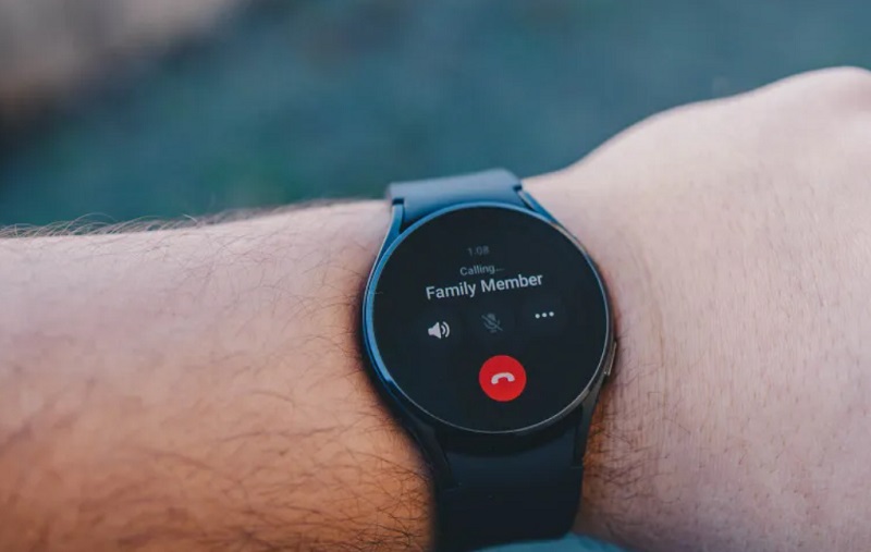 Bạn có thể nhận hoặc thực hiện cuộc gọi ngay trên Samsung Galaxy Watch4 40mm GPS (R860) tiện lợi