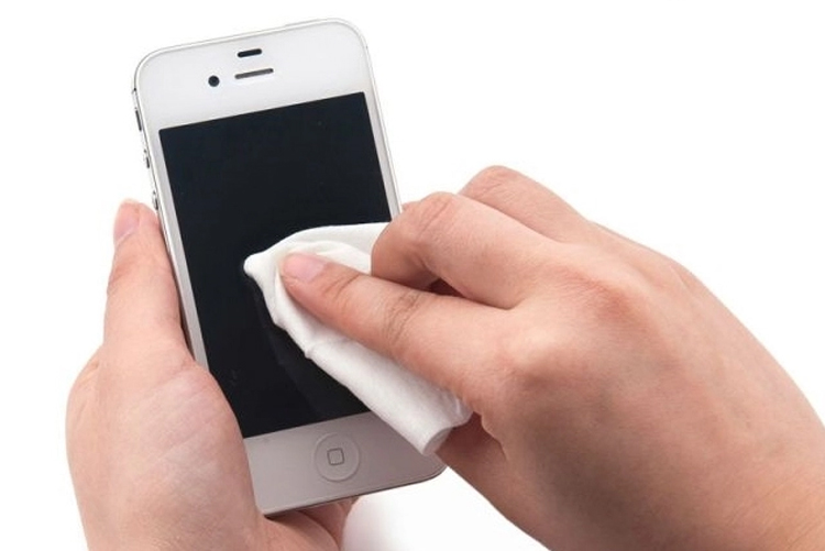 ve sinh man hinh cam ung