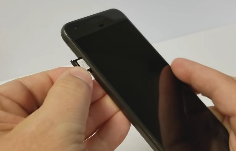 Tháo và lắp lại thẻ SIM